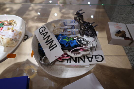 2 stk. fade med div. Hårspænder