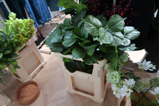 Kasse med div. Kunstige blomster