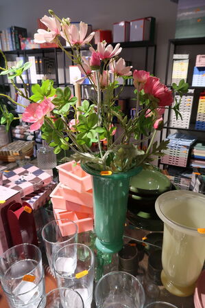 Vase HAY Empire Vase Large med div. Kunstige blomster