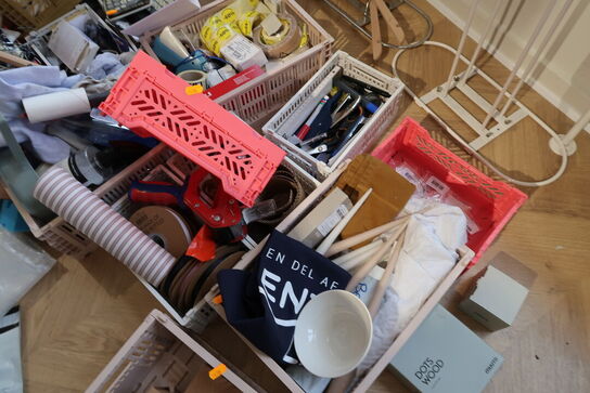 Div. plastikkaser med indhold