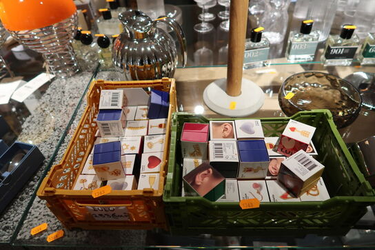 2 stk. kasser med div. Ørestikker