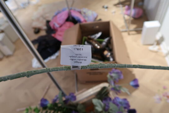 2 stk. kasser med div. kunstige blomster