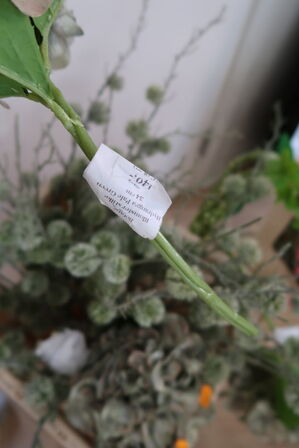 Kasse med div. Kunstige blomster