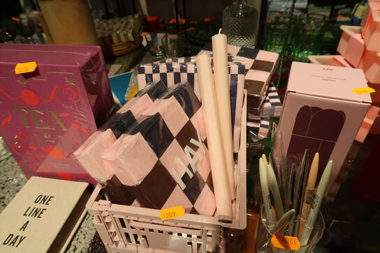 Kasse med div. Lys, servietter HAY m.m.