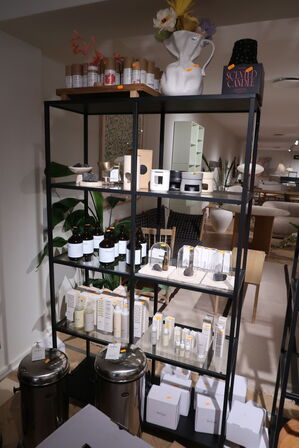 Reol med glashylder uden indhold