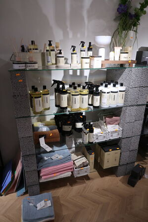 ByFlou.com ApS - Houmøllers Møbler *Del 2 - Brugskunst m.m. af MONTANA, GEORG JENSEN, HAY, KAY BOJESEN, VIPP m.fl.*