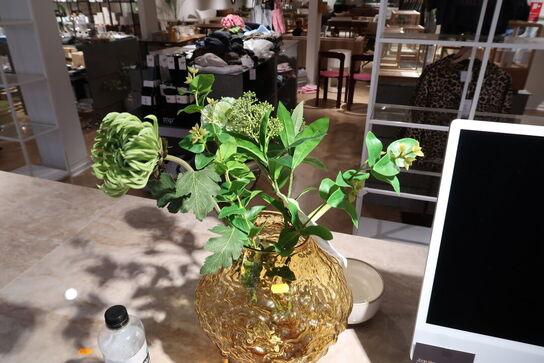 Vase BYON med div. kunstige blomster