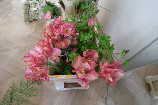 Kasse med div. Kunstige blomster