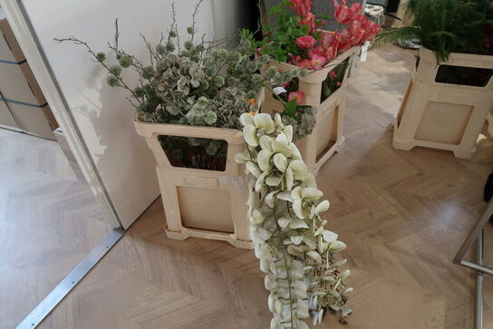 Kasse med div. Kunstige blomster