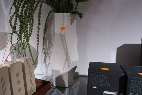 Vase FERM LIVING med div. Kunstige blomster