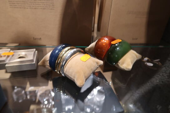 2 stk. puder med armbånd