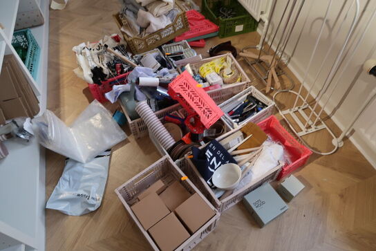 Div. plastikkaser med indhold