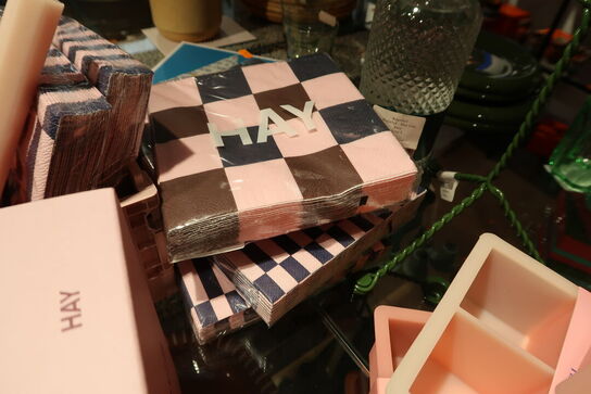 Kasse med div. Lys, servietter HAY m.m.