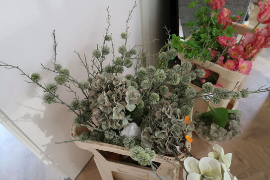 Kasse med div. Kunstige blomster