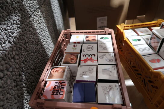 2 stk. kasser med div. Ørestikker