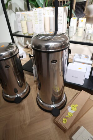 ByFlou.com ApS - Houmøllers Møbler *Del 2 - Brugskunst m.m. af MONTANA, GEORG JENSEN, HAY, KAY BOJESEN, VIPP m.fl.*