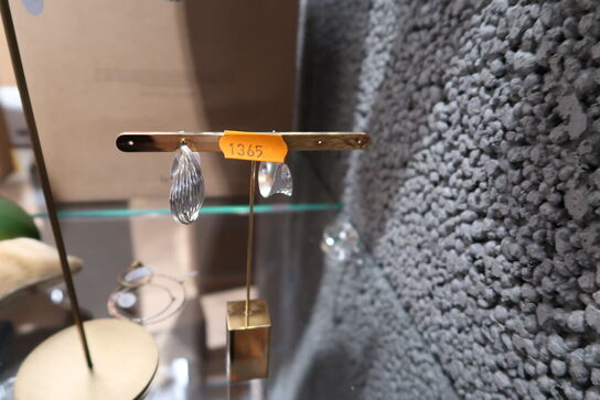 2 stk. stativer med øreringe