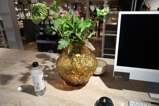 Vase BYON med div. kunstige blomster