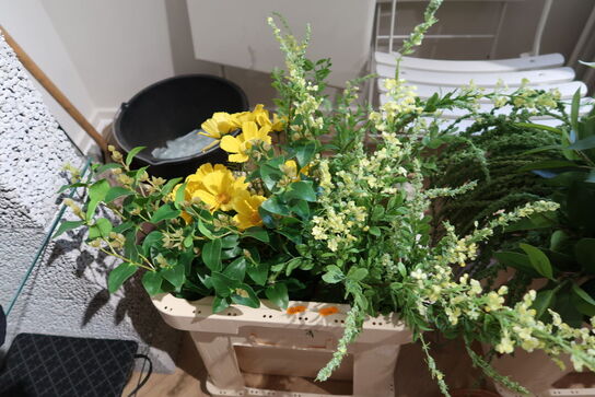 Kasse med div. Kunstige blomster