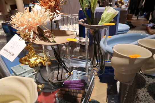 2 stk. glas med div. Kunstige blomster