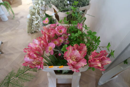 Kasse med div. Kunstige blomster