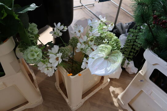 Kasse med div. Kunstige blomster