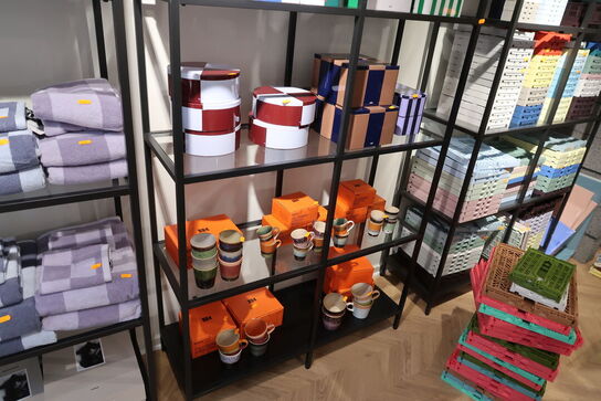 Reol med glashylder uden indhold