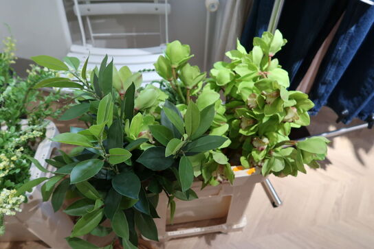 Kasse med div. Kunstige blomster