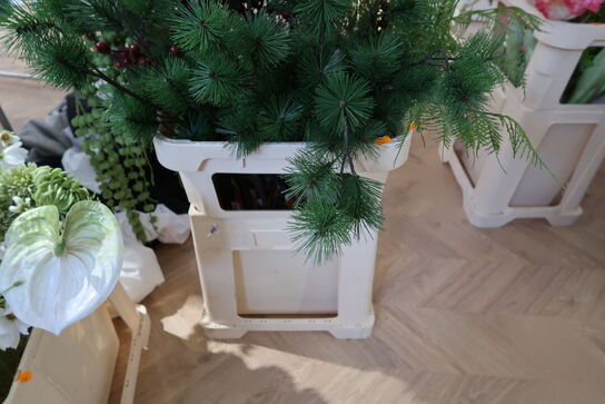 Kasse med div. Kunstige blomster