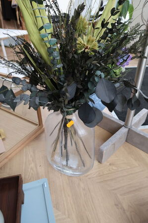 Vase med div. Kunstige blomster