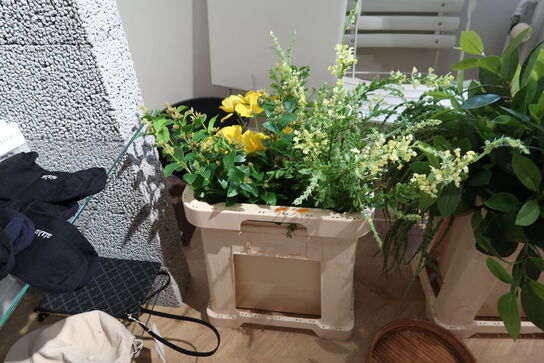 Kasse med div. Kunstige blomster