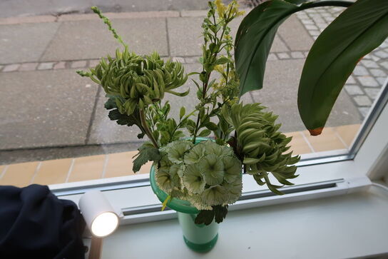 Vase med div. Kunstige blomster