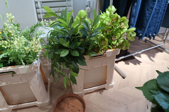 Kasse med div. Kunstige blomster