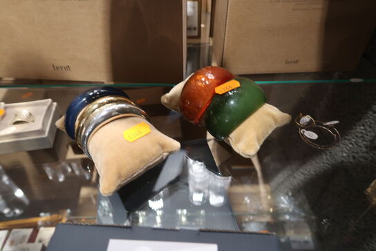 2 stk. puder med armbånd