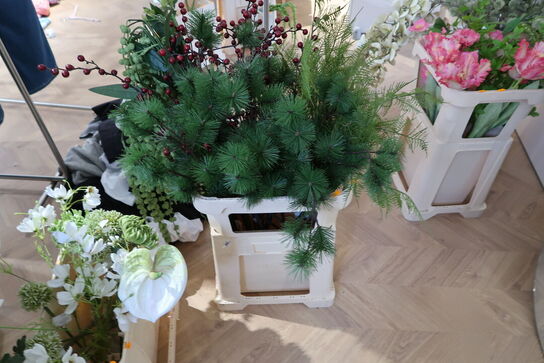 Kasse med div. Kunstige blomster