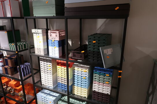 Reol med glashylder uden indhold