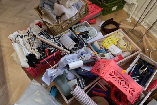 Div. plastikkaser med indhold