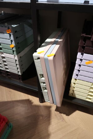 Kasse med 2 stk. låg HAY