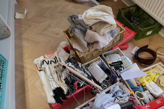 Div. plastikkaser med indhold