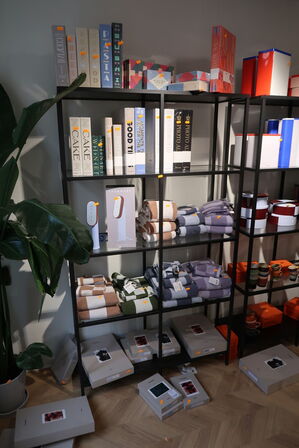 Reol med glashylder uden indhold