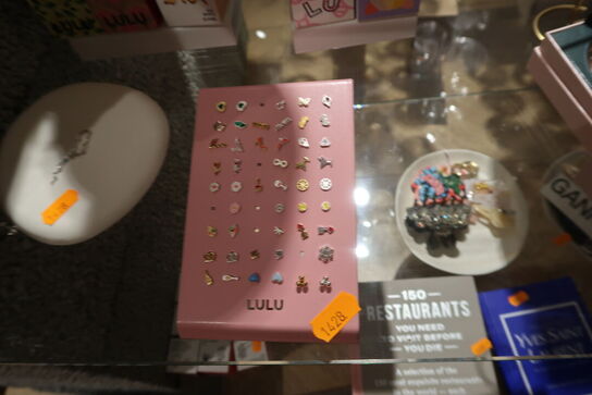 2 stk. stativer med div. Ørestikker