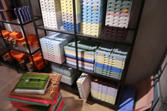 Reol med glashylder uden indhold