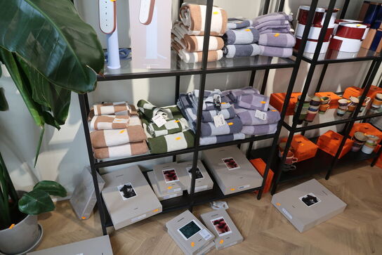 Reol med glashylder uden indhold