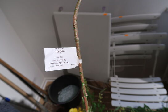 Kasse med div. Kunstige blomster