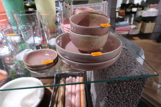 5 stk. skåle samt 2 stk. tallerkner HKLIVING