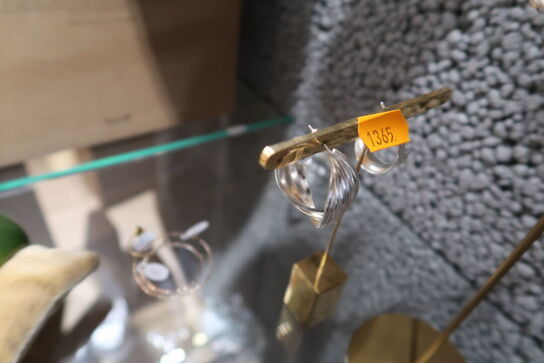 2 stk. stativer med øreringe