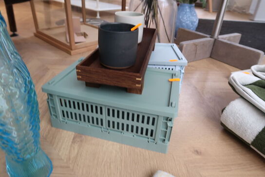 2 stk. plastikkasser HAY samt bakke med indhold