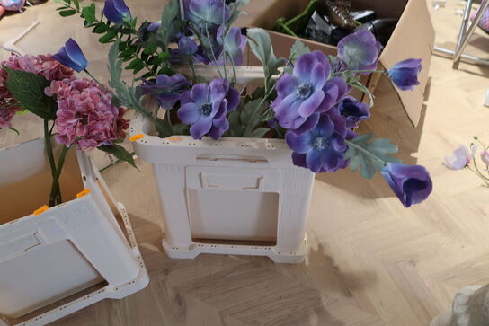 2 stk. kasser med div. kunstige blomster