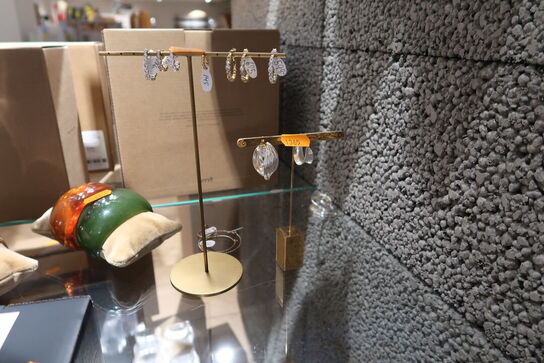 2 stk. stativer med øreringe