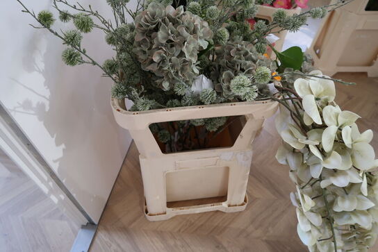 Kasse med div. Kunstige blomster